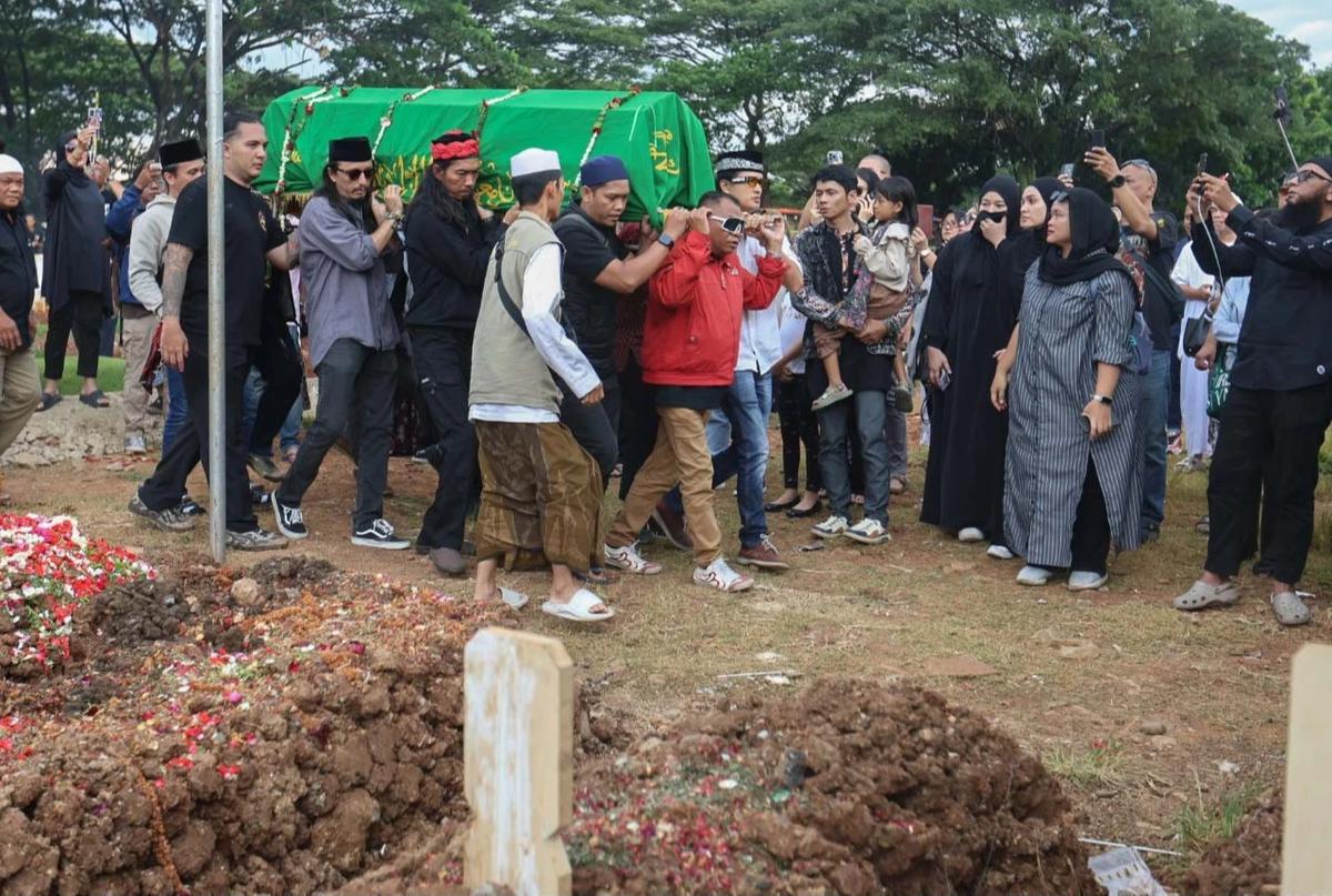 FOTO: Duka Mendalam Mengiringi Pemakaman Gary Iskak di Tanah Kusir