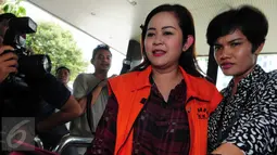 Julia Prasetyarini dikawal saat tiba di Gedung KPK untuk menjalani pemeriksaan, Jakarta, Rabu (2/3/2016). Julia diperiksa sebagai saksi dalam kasus dugaan korupsi di Kementerian PUPR tahun anggaran 2016. (Liputan6.com/Helmi Afandi)