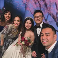 Pasutri Raffi Ahmad dan Nagita Slavina terlihat turut menghadiri pernikahan akbar yang diadakan Putri Sudali, salah satu Direktur Bali United. Raffi tampil gentleman dengan setelan jas dan celana panjang serasi berwarna biru berkilauan, sedangkan Nagita tampil cantik dengan sebuah dress bermotif flora. [Foto: Instagram/raffinagita1717]