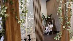 Pengunjung duduk di sofa dari jenis kayu mahoni di Bramble Furniture, Kemang Timur, Jakarta, Selasa (28/1/2020). Furniture yang mengusung interior dengan nuansa homey mulai mengangkat dari tema ruang keluarga, ruang makan, hingga set up apartemen. (Liputan6.com/Fery Pradolo)