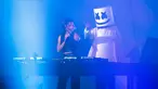 DJ sekaligus produser Amerika Serikat Marshmello (kanan) bersama bintang pop Lebanon Nancy Ajram membawakan single mereka "Sah Sah" pada seri konser Gamers8 di Riyadh, Arab Saudi, 11 Agustus 2022. Gamers8 adalah musim permainan besar-besaran yang berlangsung dari 14 Juli hingga 8 September di kerajaan gurun. (Nasser al-HARBI/AFP)