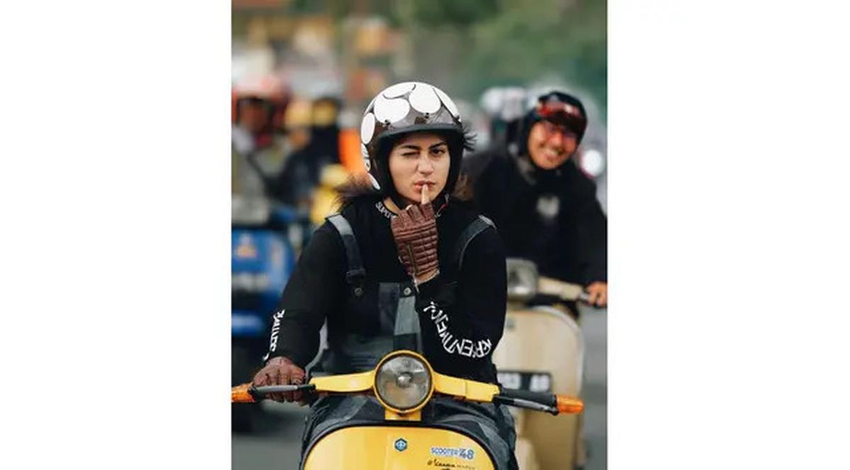 10 Potret Sintya Marisca Kendarai Vespa, Gayanya Curi Perhatian