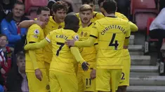 Para pemain Chelsea merayakan setelah Marcos Alonso (kedua kiri) mencetak gol ke gawang Southampton pada pertandingan lanjutan Liga Inggris di Stadion Saint Mary di Southampton, Sabtu (9/4/2022). Chelsea menang telak atas tuan rumah Southampton 6-0. (AP Photo/Frank Augstein)