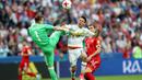 Striker Meksiko, Hirving Lozano, duel udara dengan kiper Rusia, Igor Akinfeev pada laga Grup A Piala Konfederasi 2017 di Kazan Arena, Kazan, Sabtu (24/6/2017). Rusia kalah 1-2 dari Meksiko. (EPA/Tolga Bozoglu)