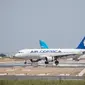 Pesawat maskapai Air Corsica mendarat di Bandara Orly Paris, Prancis (26/6/2020). Bandara Paris Orly dibuka kembali mulai Jumat (26/6) dengan layanan terbatas setelah hampir tiga bulan ditutup karena krisis kesehatan akibat pandemi COVID-19. (Xinhua/Aurelien Morissard)