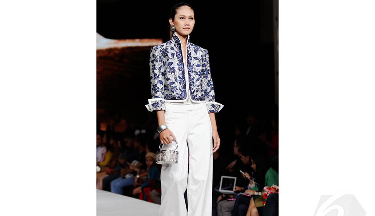 Seorang model tampil elegan saat mengenakan blazer bermotif bunga dengan celana pallazo. Senin (19/5/2014) (Liputan6.com/Faizal Fanani)