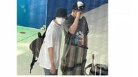 Aktor Korea Selatan, Kim Seon Ho, 36 tahun, tertangkap kamera warganet Thailand tiba di bandara negara dengan julukan Negeri Gajah Putih pada Kamis sore, 31 Maret 2022 (Sumber: Twitter)