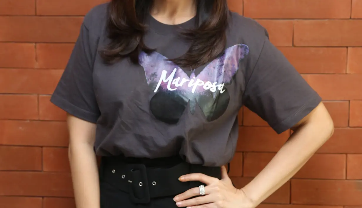 Ibu dua anak ini memang sekarang berada di tengah nama-nama baru yang kian bermunculan. Ia pun menuturkan cara yang dilakukan untuk mempertahankan eksistensinya. Salah satunya, menjaga profesionalitas dalam bekerja. (Adrian Putra/Fimela.com)