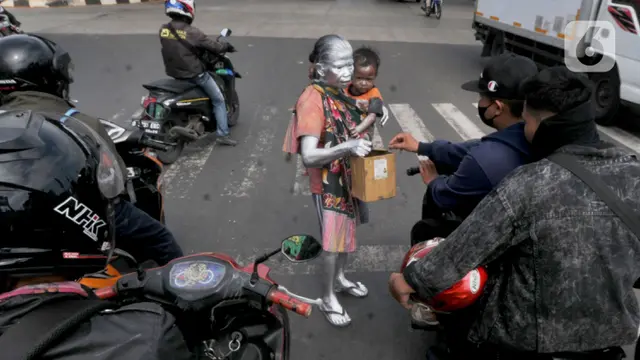 Potret Nenek Manusia Silver