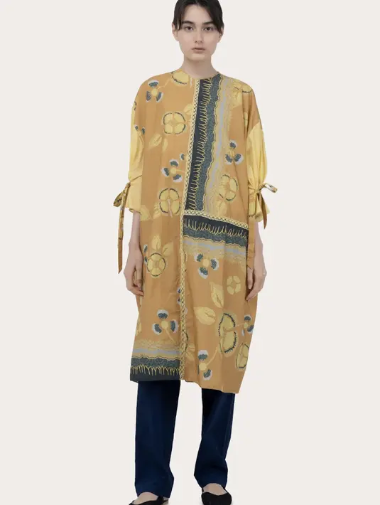 <p>Menampilkan range yang beragam mulai dari dress, atasan, rok, hingga outerwearm setiap detailnya menampilkan motif yang bisa digunakan pada siang hingga malam hari. (Foto: Sapto Djodjokartiko. Dok)</p>
