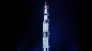 Proyeksi roket NASA, Saturn V, terlihat di Monumen Washington menandai peringatan 50 tahun misi Apollo 11 ke bulan di National Mall, Washington, Selasa (16/7/2019). Tepat 50 tahun lalu, pada 16 Juli 1969, NASA mencatatkan sejarah dengan melakukan peluncuran Apollo 11. (Brendan Smialowski/AFP)