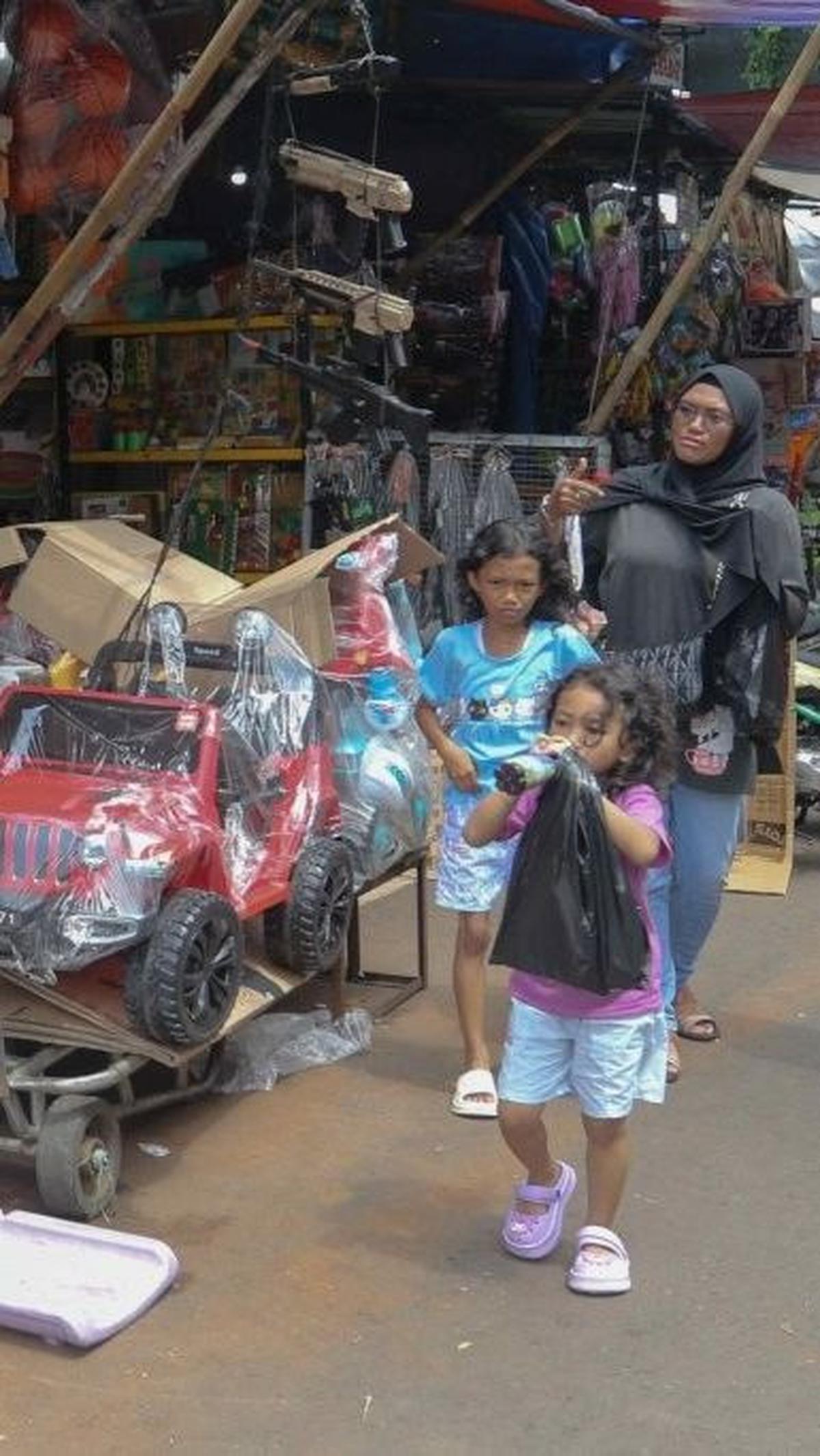Reaksi anak-anak pun ketika diajak orang tua berkunjung ke pasar mainan ini terlihat riang gembira. Foto: liputan6.com / Herman Zakharia