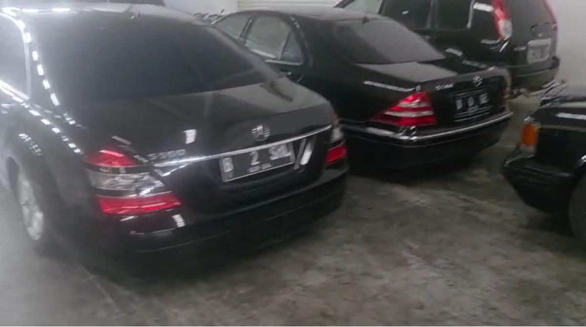Penampakan 72 Mobil Mewah Barang Bukti Kasus Korupsi Kredit Sritex