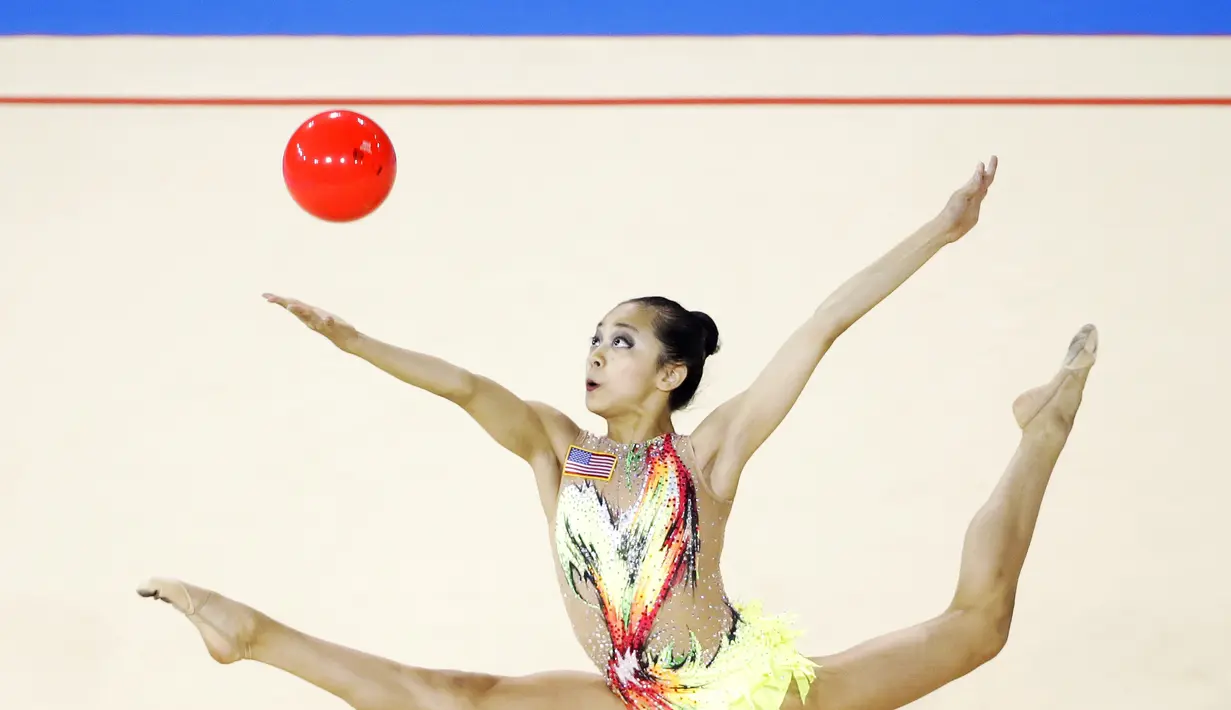Pesenam AS, Laura Zeng, saat beraksi di nomor senam ritmik Pan Am Games 2015 di Toronto, Kanada. (19/7/2015). (AP Photo/Mark Humphrey)