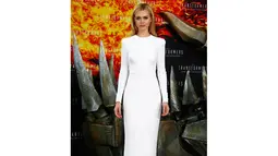 Nicola Peltz tampil cantik dak seksi saat mengenakan gaun bewarna putih. (REUTERS / Thomas Peter)