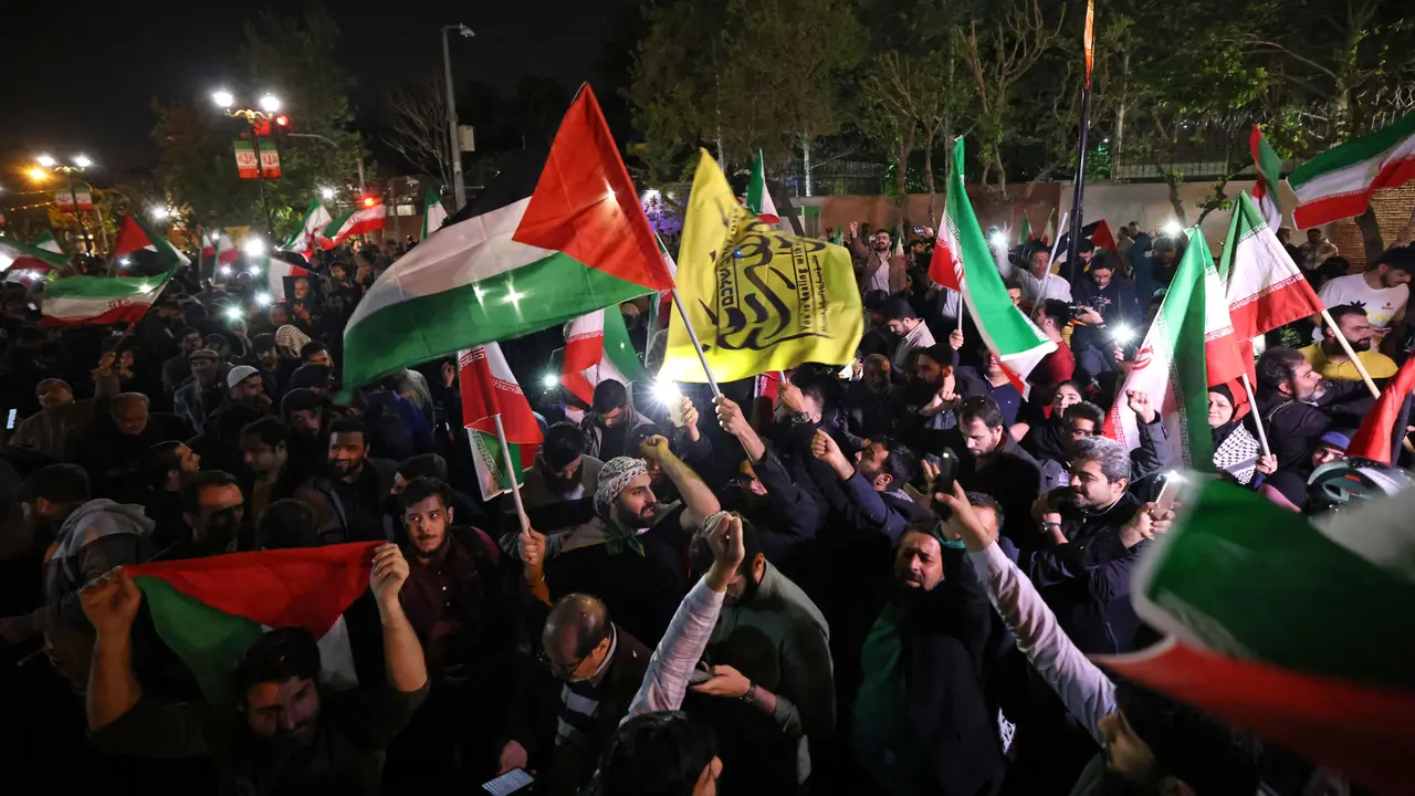 Warga Iran Turun ke Jalan Dukung Serangan ke Israel