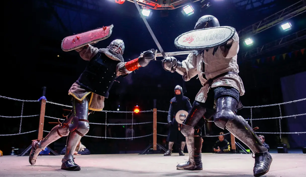 Para kontestan berduel dalam ajang Warrior 2020 di Moskow, Rusia, pada 23 Februari 2020. Warrior 2020, sebuah turnamen kesatria internasional dan pertunjukan abad pertengahan yang unik, digelar di Moskow pada Minggu (23/2). (Xinhua/Maxim Chernavsky)