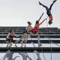 Intip bagaimana Adidas bikin pertunjukkan busana vertikal di gedung pencakar langit New York (@adidasoriginals)