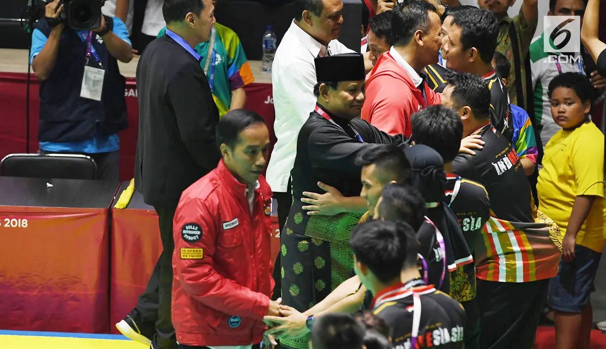 Presiden Joko Widodo bersama Ketua Umum Pengurus Besar Ikatan Pencak Silat Indonesia (IPSI) Prabowo Subianto menyalami atlet pencak silat peraih medali Asian Games 2018 di Jakarta Jakarta, Rabu (29/8). (Merdeka.com/Imam Buhori)