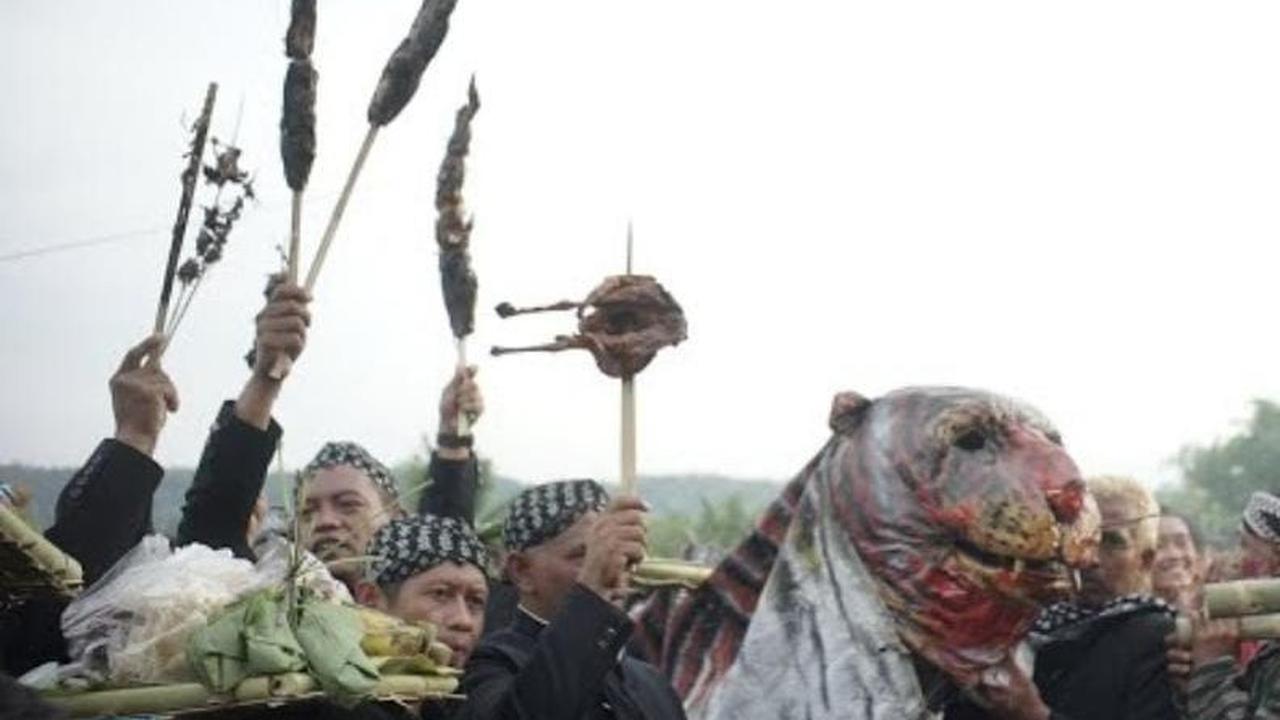 Sebelum rangkaian acara melempar lumpur dilakukan terlebih dahulu menyiapkan sesaji dan melakukan doa.
