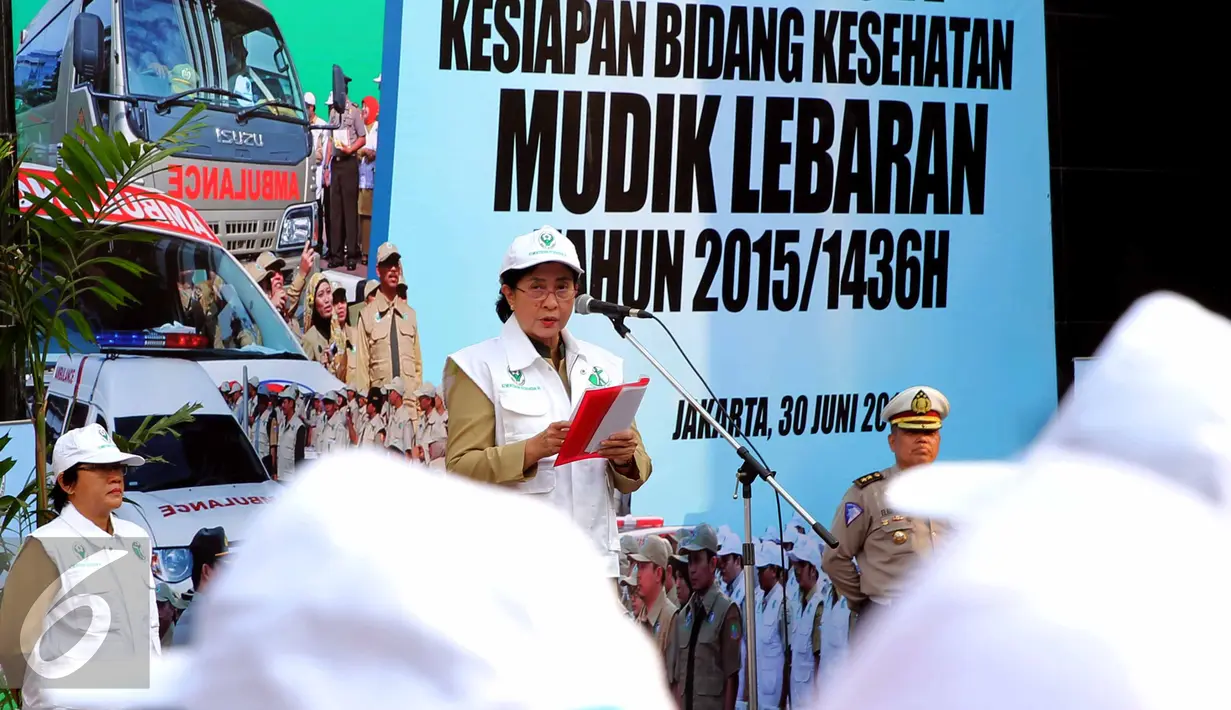 Menkes, Nila F Moeloek memberikan kata sambutan saat Apel Siaga Mudik di Gedung Kemenkes, Jakarta, Selasa (30/6/2015).  Kemenkes menyiagakan 870 Pos Kesehatan, 1.094 Puskesmas dan 1.554  RS yg siap 24 jam selama arus mudik. (Liputan6.com/Helmi Afandi)