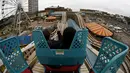 Pengunjung mengabadikan gambar mereka saat mencoba The Scenic Railway atau roller coaster kayu di Dreamland, Inggris, Kamis (15/10/2015). Roller coaster ini sudah ada sejak tahun 1920. (REUTERS/Stefan Wermuth)