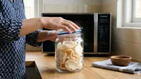Cara Goreng Kerupuk di Microwave (Foto: Gemini AI)