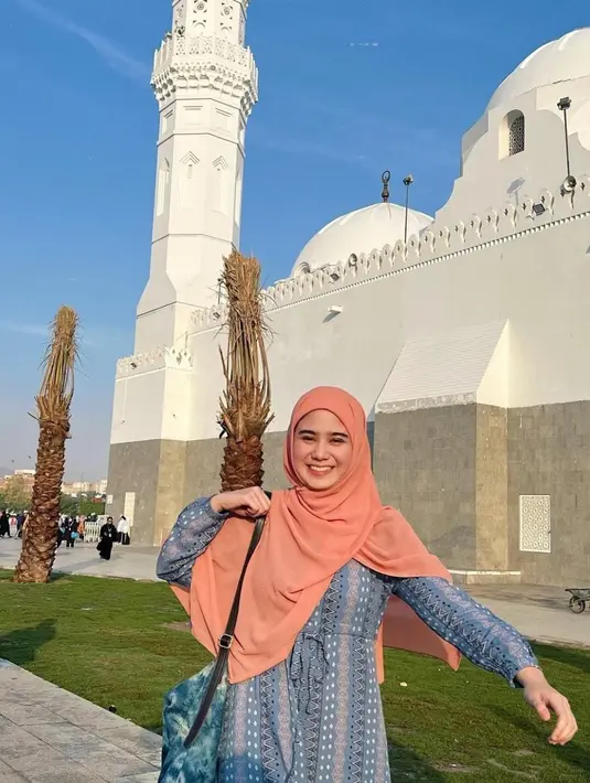 Tissa tampil cantik menggunakan hijab berwarna cerah dengan dipadukan gamis berwarna biru