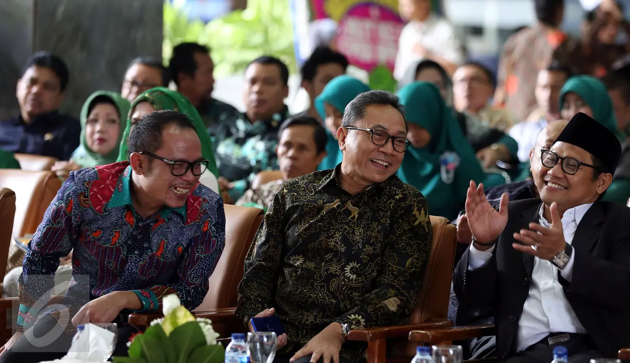 Ketua Umum PKB Muhaimin Iskandar berbincang dengan Ketua MPR Zulkifli Hasan dan Menteri Ketenagakerjaan Hanif Dhakiri pada saat mengahadiri HUT ke-17 Fraksi PKB DPR di Komplek Parlemen, Senayan, Jakarta, Rabu (12/10). (Liputan6.com/Johan Tallo)