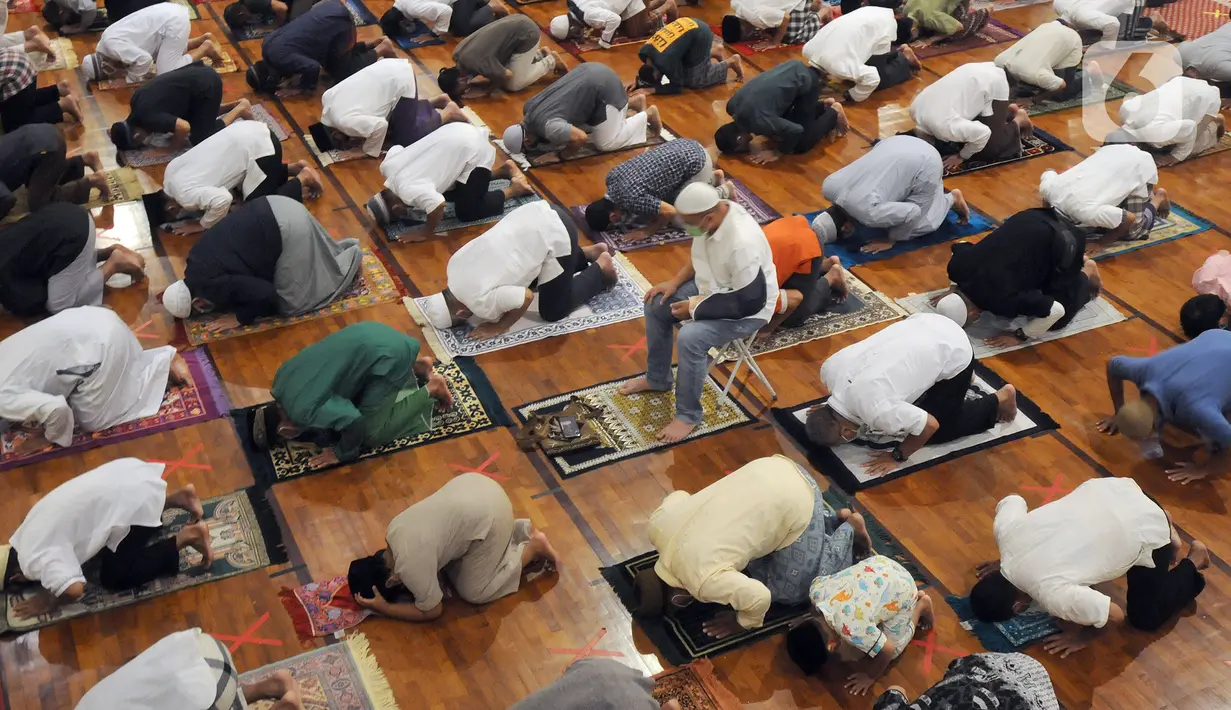 Umat muslim melaksanakan salat tarawih pertama 1 Ramadan 1442 H di Masjid Raya Cinere, Depok, Jawa Barat, Senin (12/4/2021). Hari ini, umat muslim melaksanakan ibadah salat tarawih pertama untuk selanjutnya menjalankan ibadah puasa satu bulan ke depan. (merdeka.com/Arie Basuki)