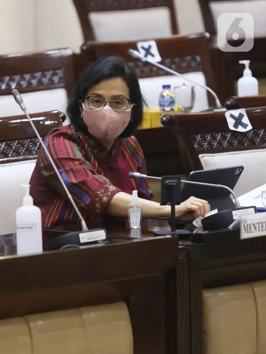 Menkeu Sri Mulyani mengikuti rapat kerja dengan Komisi XI DPR di Kompleks Parlemen, Senayan, Jakarta, Senin (15/3/2021). Rapat membahas konsultasi terkait usulan perubahan pengelompokan/skema barang kena pajak berupa kendaraan bermotor yang dikenai PPnBM. (Liputan6.com/Angga Yuniar)