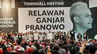 Bacapres Ganjar Pranowo menemui ribuan relawan pendukungnya di De Tjolomadoe, Karanganyar, Minggu (3/9).(Liputan6.com/Fajar Abrori)