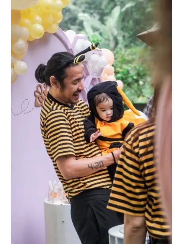 6 Potret Marcello Tahitoe di Ultah Pertama Anak, Pakai Baju Bertema Lebah
