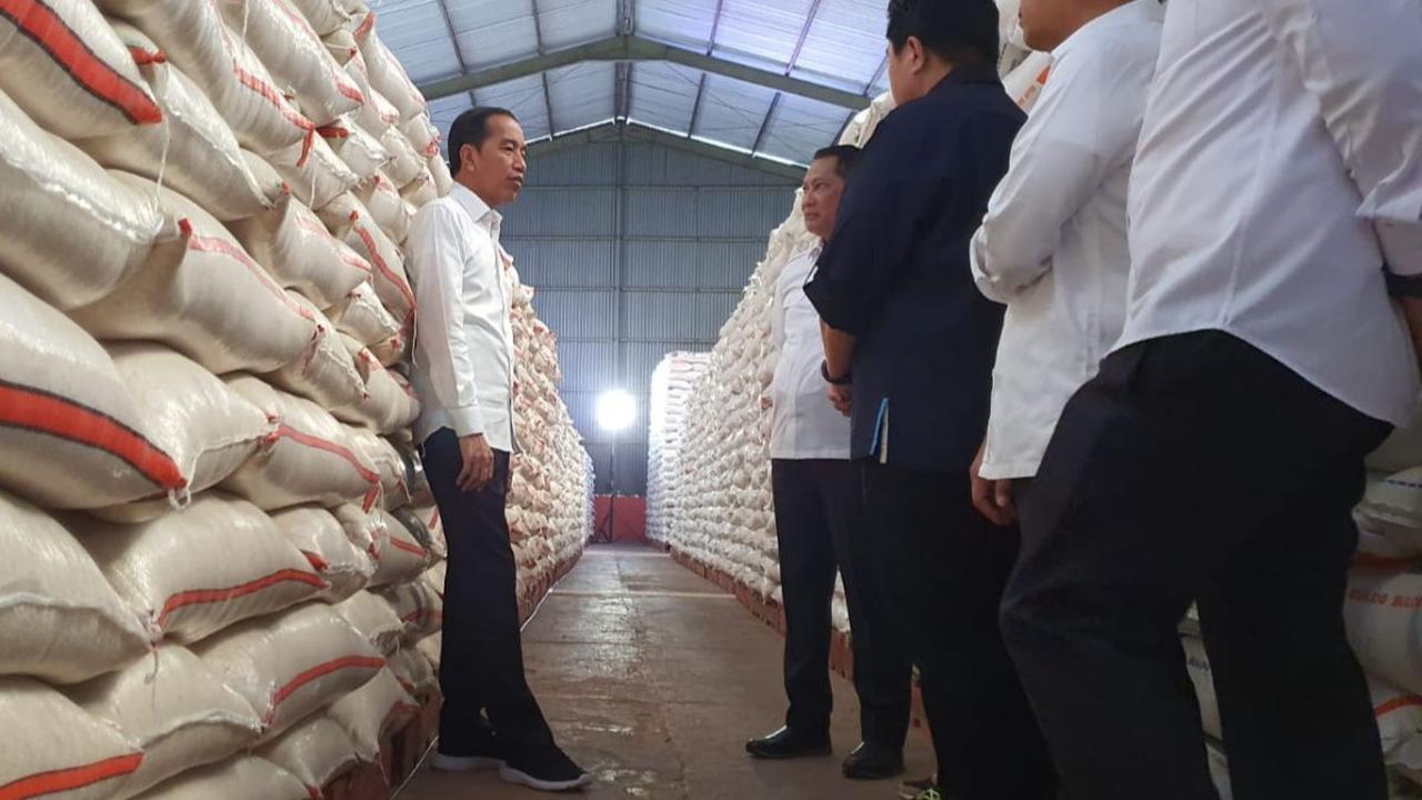 Oleh sebab itu, kata Jokowi, pemerintah memulai pemberian bantuan pangan beras ke masyarakat mencapai 210.000 ton melalui Bulog agar masyarakat tidak terdampak dari kenaikan harga beras.&nbsp;<br>