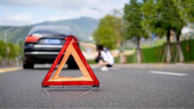 Segitiga pengaman mungkin kecil, tapi perannya besar: menyelamatkan nyawa di situasi darurat di jalan raya (cadenadial)