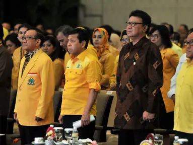 Mendagri Tjahjo Kumolo (kedua kanan) bersama Ketua Dewan Pembina Partai Golkar Aburizal Bakrie (kanan) dan Agung Laksono (kiri), Akbar Tandjung (kedua kiri), Ketum Partai Golkar terpilih Setya Novanto  di Nusa Dua, Bali (16/5).(Liputan6.com/Johan Tallo)