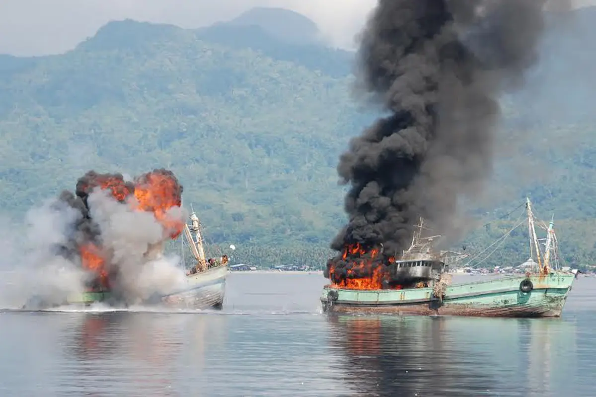 Detik-detik Peledakan 2 Kapal Asing Pencuri Ikan di Ambon