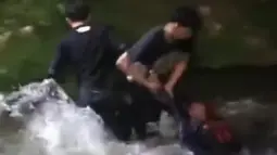 Viral Kepergok Curi Minyak Goreng, Perempuan Nyebur ke Kali