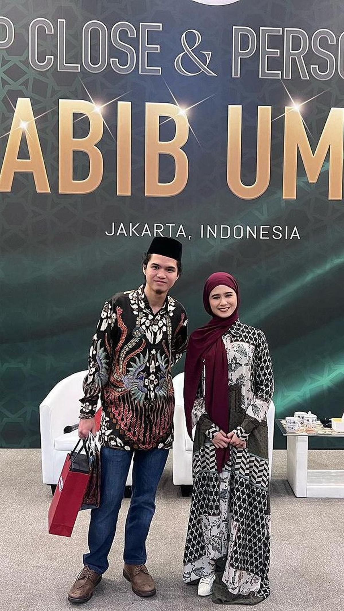 Meski belum menikah, artis muda Dul Jaelani dan Tissa Biani tampak bersama menghadiri kajian Habib Umar. Keduanya tampil kompak dengan mengenakan busana muslim.