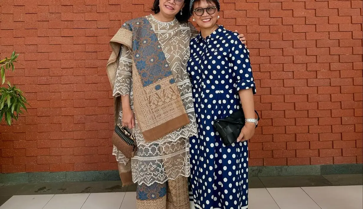 Sri Mulyani tampil dengan kebaya kurung brokat warna coklat. Kebayanya kemudian dipadukan songket warna senada sebagai bawahan dan selendang.