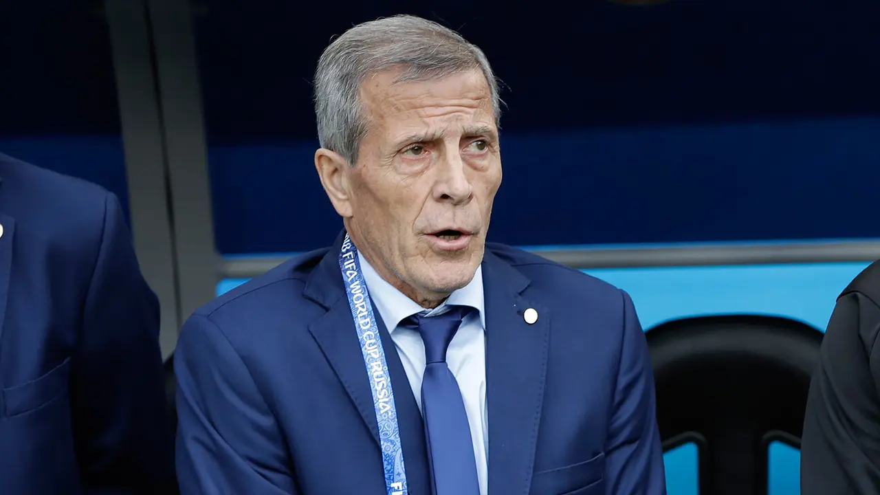 Dibantu Tongkat, Ini Pelatih Tertua di Piala Dunia 2018