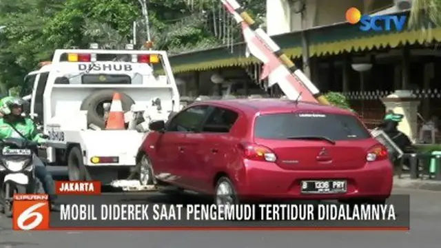 Sebuah mobil yang parkir sembarangan di kawasan Menteng, Jakarta Pusat, diderek petugas Sudin Perhubungan Jakpus saat sang pengemudi tengah tertidur di dalamnya.