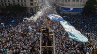 Suporter turun ke Obelisk untuk merayakan kemenangan timnas sepak bola Argentina atas Prancis pada pertandingan final Piala Dunia Qatar 2022 di Buenos Aires, Argentina, 18 Desember 2022. Argentina menang 4-2 dalam drama adu penalti setelah pertandingan berakhir imbang dengan skor 3-3. (AP Photo/Rodrigo Abd)