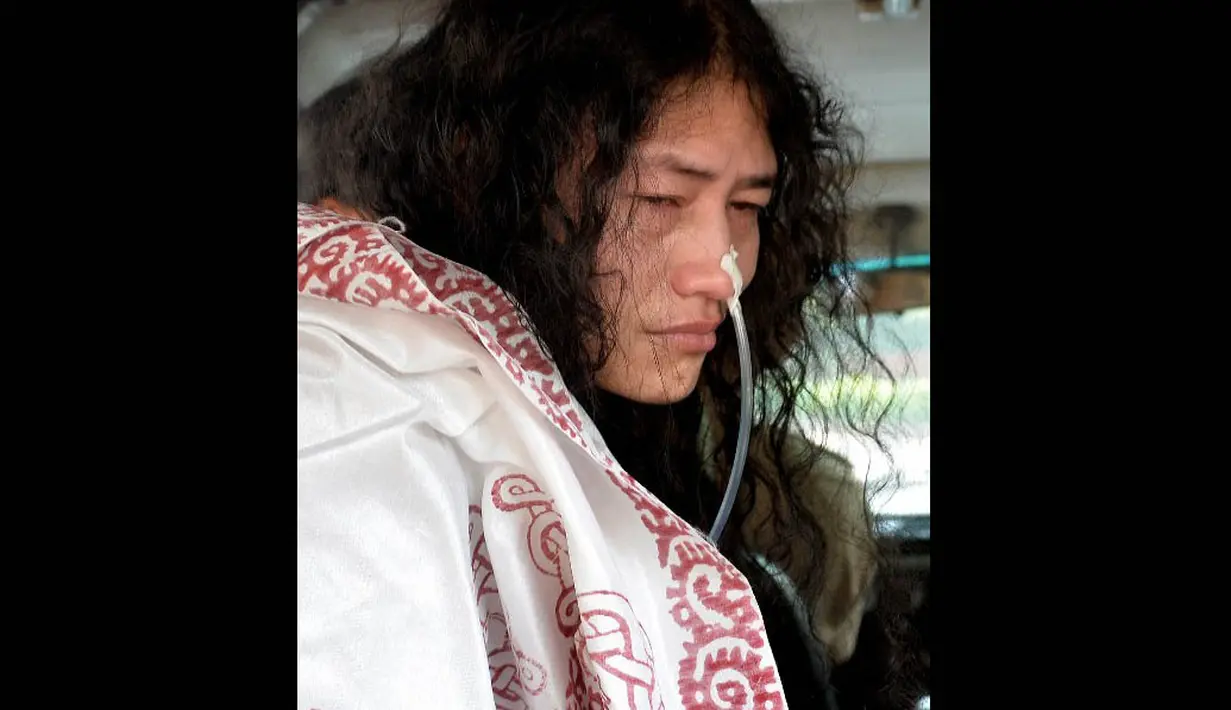 Di rumah sakit itu Sharmila dipaksa makan melalui selang yang terpasang di hidung beberapa kali dalam sehari. (AFP PHOTO/Chandan KHANNA)
