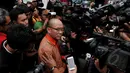 Rohaniawan Daniel Alexander menjawab pertanyaan awak media seusai mengikuti kebaktian di Lapas Batu, Nusakambangan, Jawa Tengah, Kamis (5/3/2015).  Daniel  mengaku, akan terus memperjuangkan duo Bali Nine tidak dihukum mati (Liputan6.com/Johan Tallo)