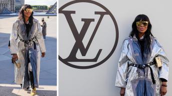 Supermodel Naomi Campbell Tampil Nyentrik dengan Mantel Metalik di Paris