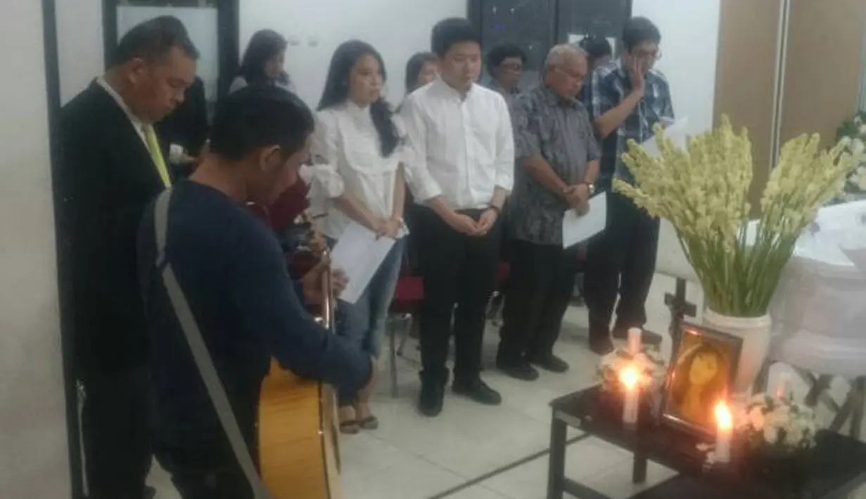 Selain itu, ibunda Yana Zein, Swetlana Zein dan kedua putrinya, Aurelia Callista Carilla dan Alika Pandora Salvine yang tiada henti menemani jenazah sang ibu. Hal itu dilakukan mereka sebagai bentuk penghormatan terakhirnya. (Bambang E.Ros/Bintang.com)