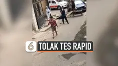 Sejumlah warga di Makassar, Sulawesi Selatan menolak kedatangan tim gugus tugas penanganan covid-19 saat akan melakukan tes rapid Covid-19.