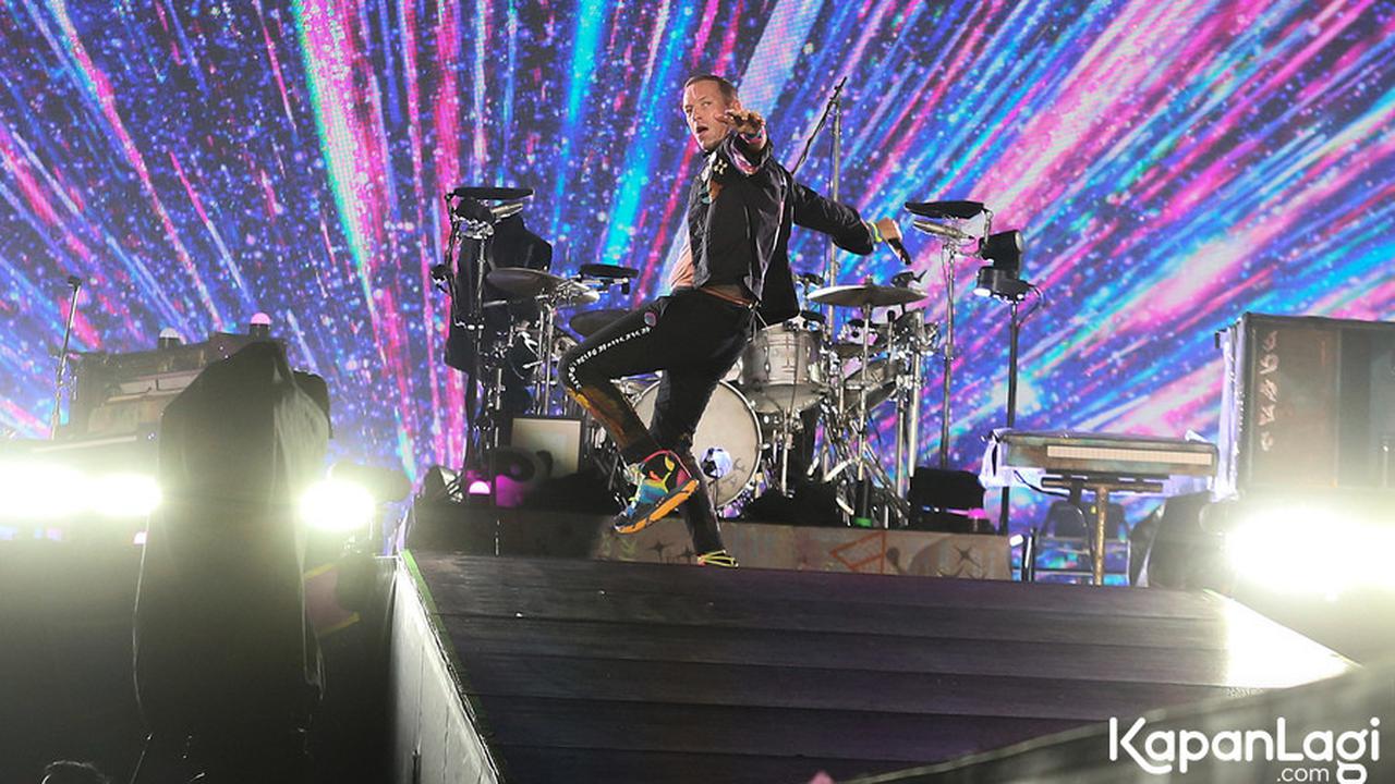 Chris Martin Menyapa Semua Penonton