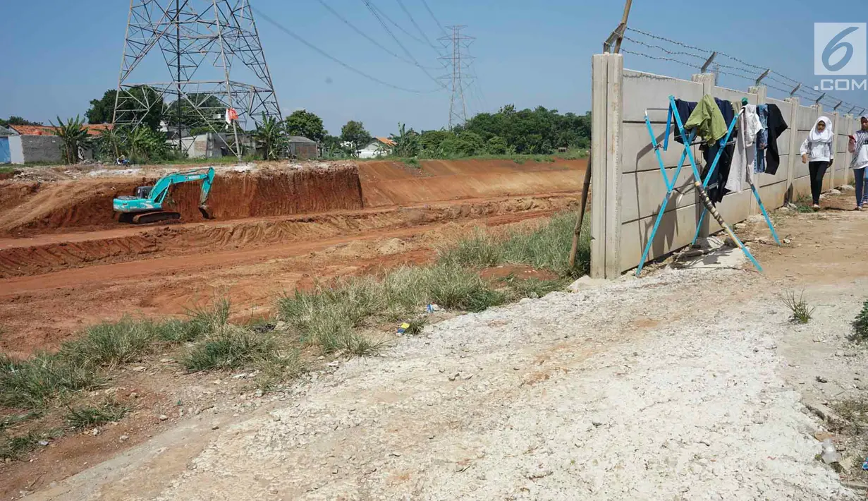 Warga beraktivitas di sekitar pembangunan proyek jalan tol Depok-Antasari di Limo, Depok, Rabu (19/6/2019). Adanya proyek itu diduga menjadi penyebab dua RT mengalami kekeringan sejak dua bulan terakhir, meskipun kejadian serupa belum pernah terjadi sebelumnya. (Liputan6.com/Immanuel Antonius)